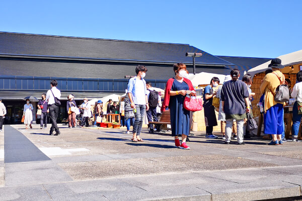 福島県立博物館 博物館前庭・マルシェ