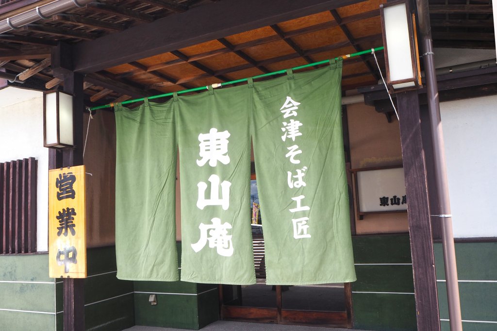 玄関は2つあります（お好みの玄関口からどうぞ）