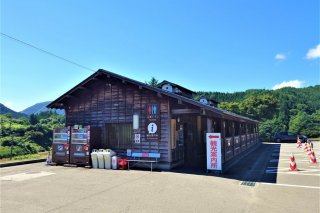 ⑤大内宿観光案内所（大内宿駐車場内）