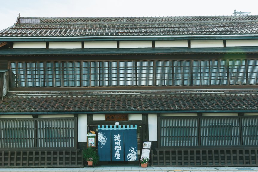 七日町通りに面する店舗