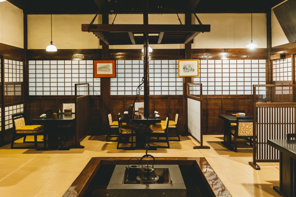 大漁の間。大正時代築の母屋。囲炉裏や帳場が残り当時の雰囲気を味わえる。