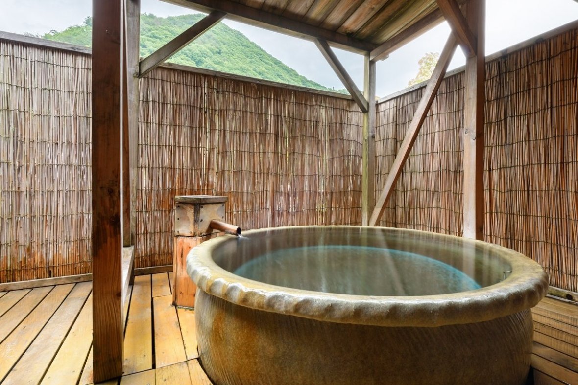 【露天風呂付客室】源泉100％掛流しの温泉が溢れる露天風呂