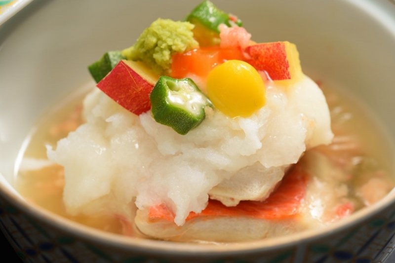 蓋を開ければふわりと漂う季節の香り。見た目も味も楽しめる蓋物。