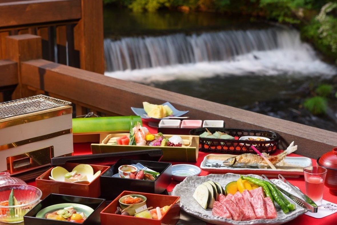 渓流のせせらぎ、心地よい川風を感じながらの特別会席膳は特別な食事会食場。