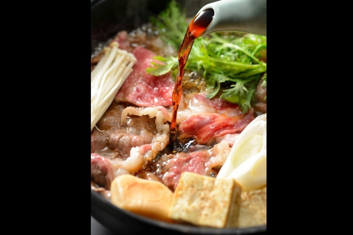 今昔亭名物のすき焼き。特製の割下と和牛が口の中で絡む絶品