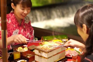 湯川の渓流のすぐ隣に佇む屋外の会食場『水辺のダイニング川どこ』
