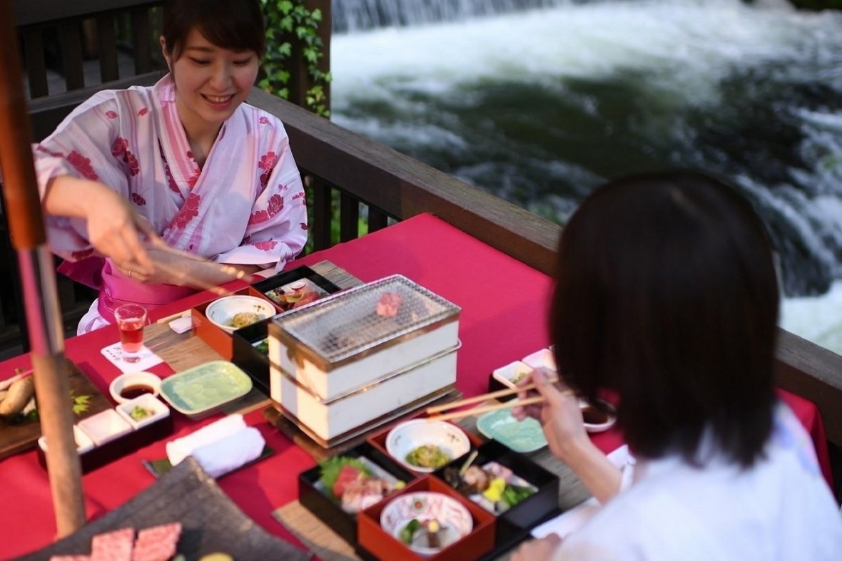 「水辺のダイニング川どこ」は湯川の渓流のすぐ隣にある屋外の会食場