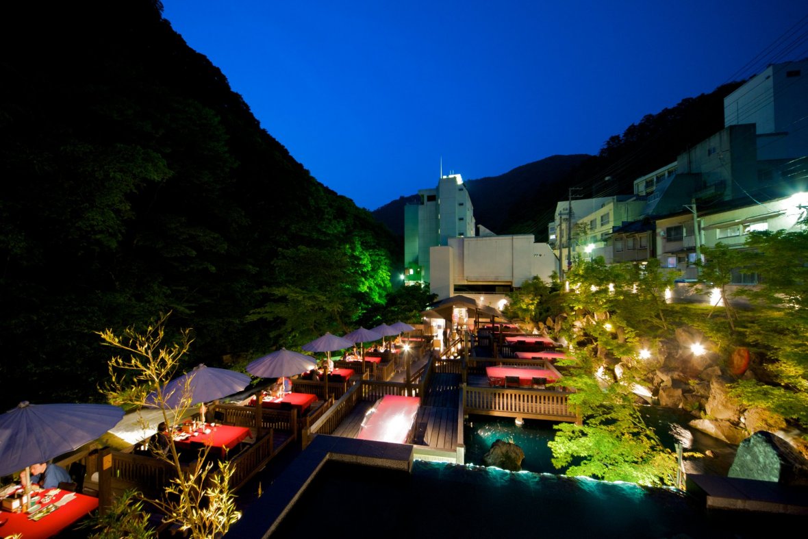 ライトアップされ幻想的な雰囲気の夜の『水辺のダイニング川どこ』。