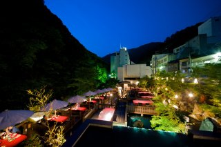 ライトアップされ幻想的な雰囲気の夜の『水辺のダイニング川どこ』。