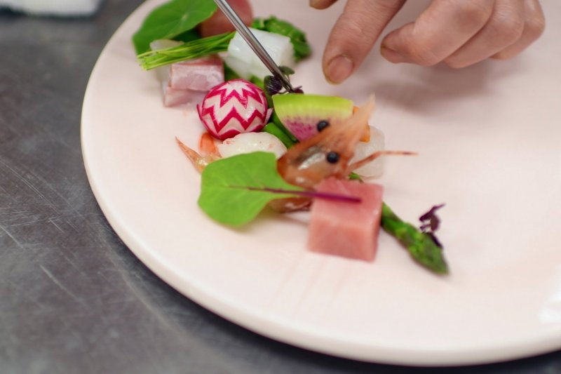 一皿一皿丁寧に。味はもちろん、盛り込みにも料理人の腕がひかる。