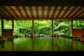 源泉掛け流しの露天風呂(女性専用)。