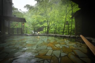 自家源泉100％掛流しの温泉が贅沢に溢れる露天風呂(男性専用)