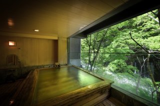 自家源泉がたっぷりと湯船に溢れる『貸切展望風呂』