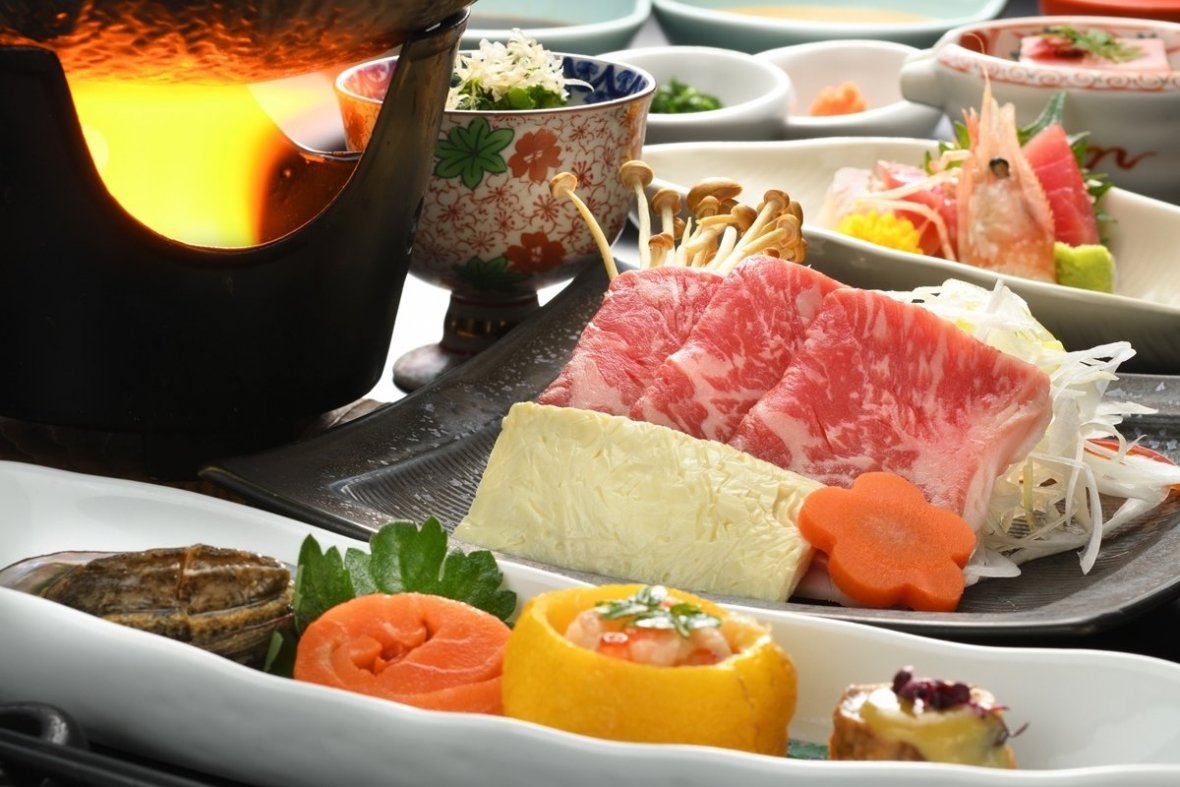 旬食材を盛り込んだ『お手前料理』はお席にご用意。