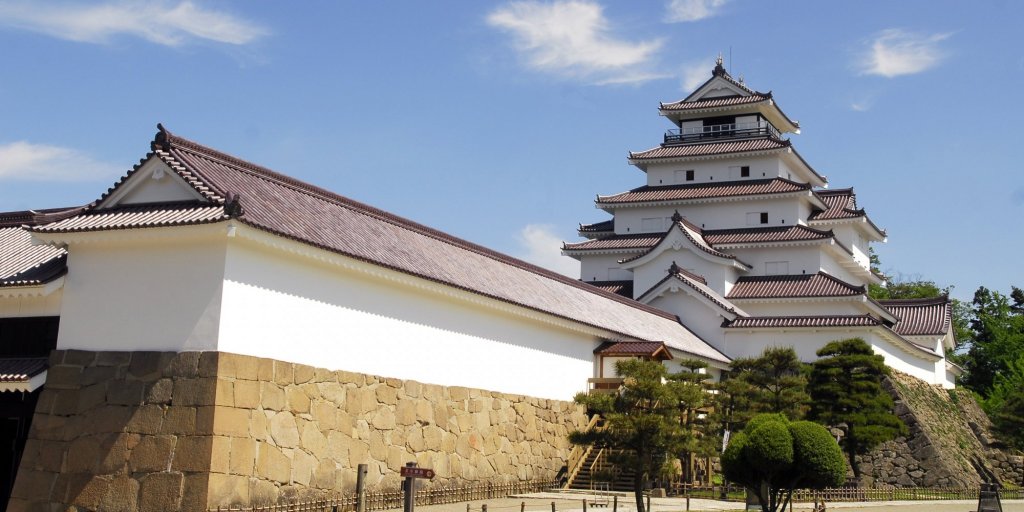 会津若松市のシンボル「鶴ヶ城」と新緑