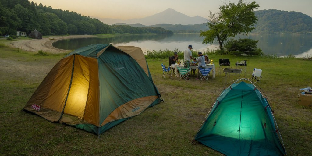 会津磐梯山を背景にした猪苗代湖湖水浴場