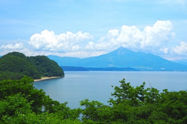 湖水の沿道から中田浜を見る