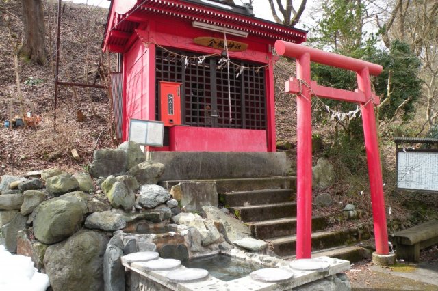 「子宝の湯」は金精神社前 