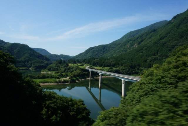 若郷湖にかかる橋（車窓から）