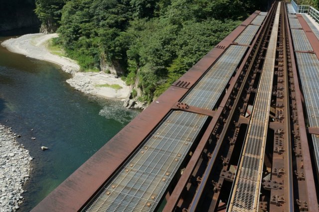 阿賀川にかかる橋（車窓から）