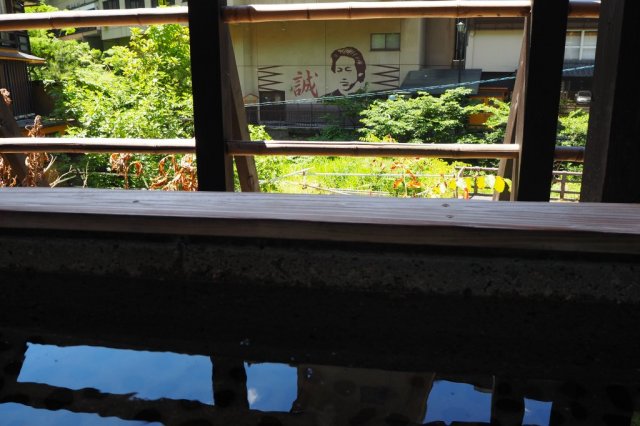 東山温泉足湯 （土方歳三の壁画を眺める）