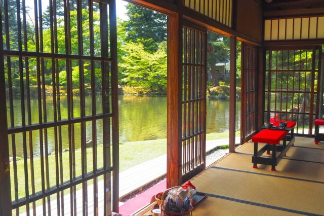 御薬園_上ノ間（かみのま）から眺め_頂く抹茶