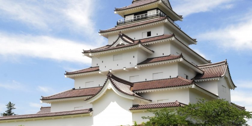 葺き替え後の赤瓦の鶴ヶ城